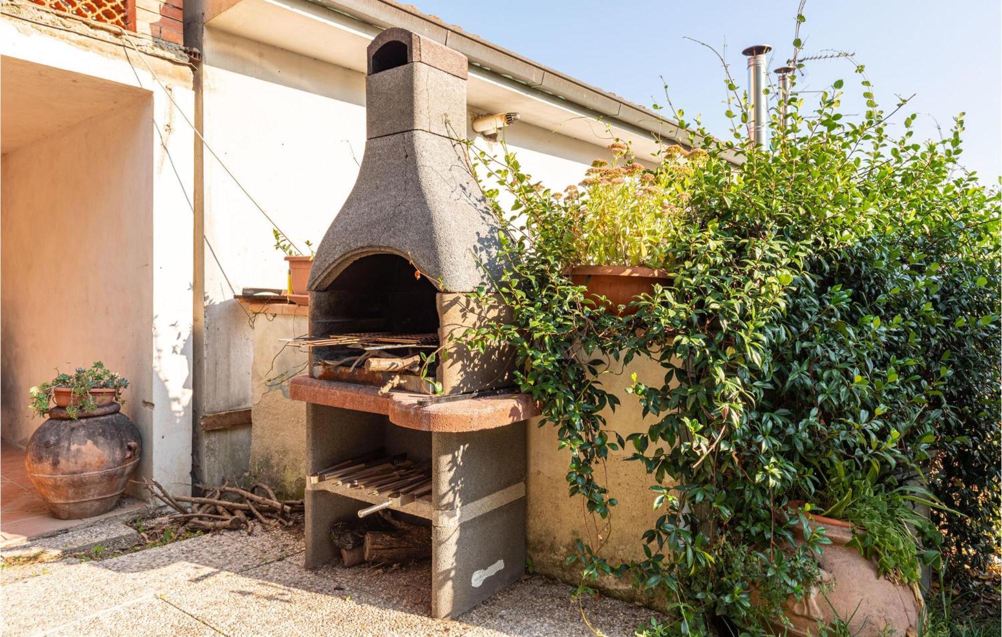 Awesome Home In Marliana With Kitchenette Экстерьер фото